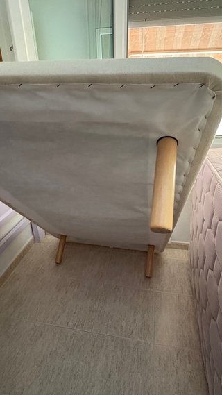 Cama individual con cabecero de madera