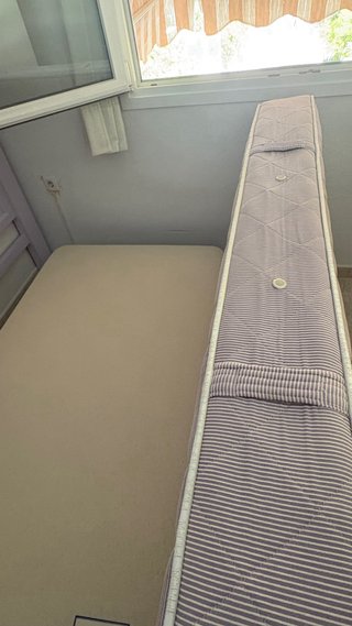 Cama individual con cabecero de madera