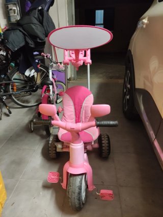 Triciclo infantil rosa con toldo