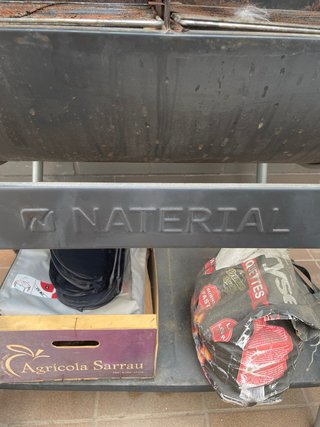 Barbacoa de metal y plástico