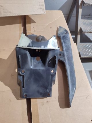 Soporte matrícula y cubre cadena moto
