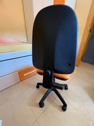 Habitación juvenil puertas naranja y blanco