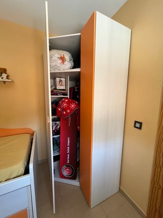 Habitación juvenil puertas naranja y blanco