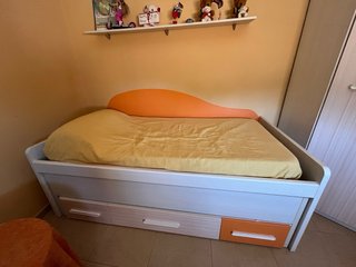 Habitación juvenil puertas naranja y blanco