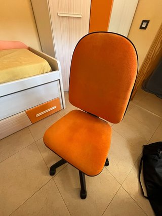 Habitación juvenil puertas naranja y blanco