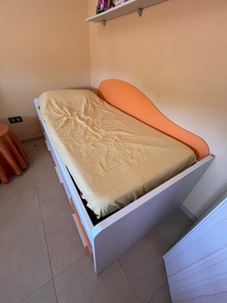 Habitación juvenil puertas naranja y blanco