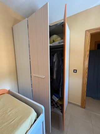 Habitación juvenil puertas naranja y blanco