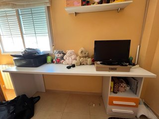 Habitación juvenil puertas naranja y blanco
