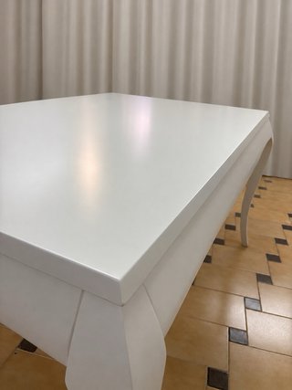 Mesa blanca de madera, buen tamaño