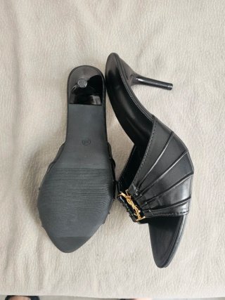 Scarpe modello YSL tacco alto nere con logo oro