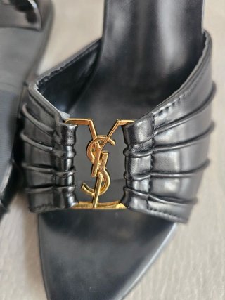 Scarpe modello YSL tacco alto nere con logo oro