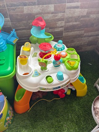 Mesa de actividades para bebés