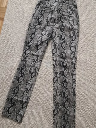Pantalón Mango T. XS efecto piel serpiente