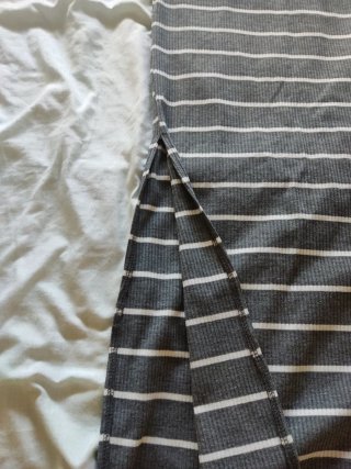Falda larga gris con rayas blancas