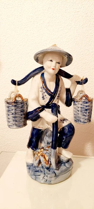 Pareja figuras pescadores cerámica azul y blanco