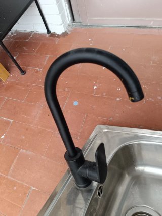 Fregadero de metal con grifo negro