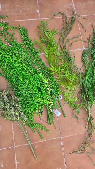 Lote Flores y Hojas Artificiales Variadas