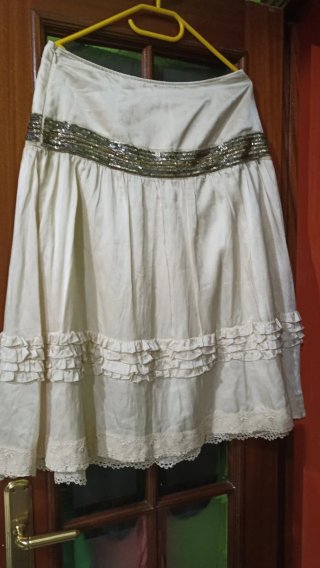 Falda CIVIC beige con lentejuelas y volantes