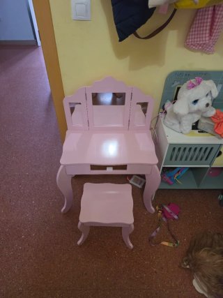 Tocador infantil rosa con espejo y taburete