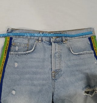 Pantalón corto vaquero Zara con rayas laterales