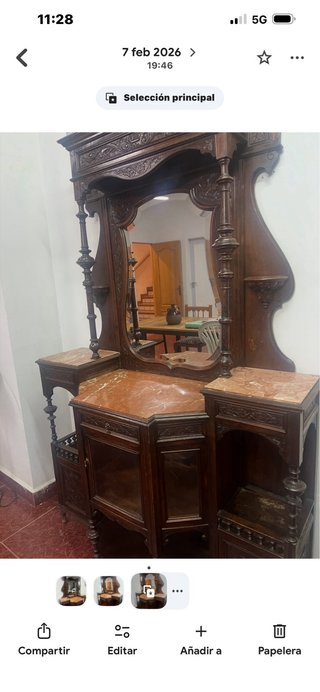 Mueble antiguo de madera con mármol