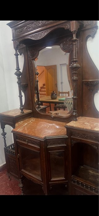 Mueble antiguo de madera con mármol