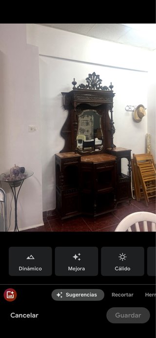 Mueble antiguo de madera con mármol