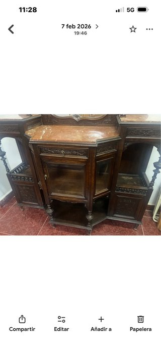 Mueble antiguo de madera con mármol