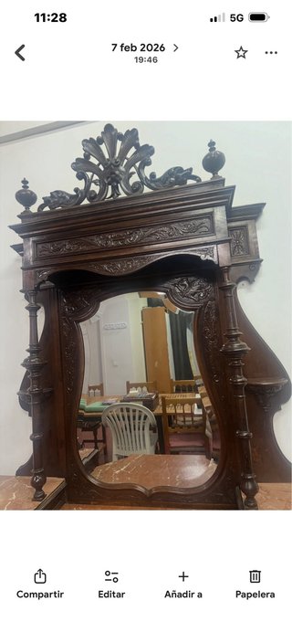 Mueble antiguo de madera con mármol