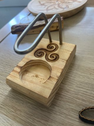Quemador de palo santo, con vela artesana de soja.