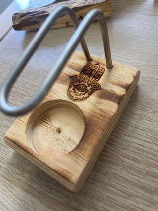 Quemador de palo santo, con vela artesana de soja.