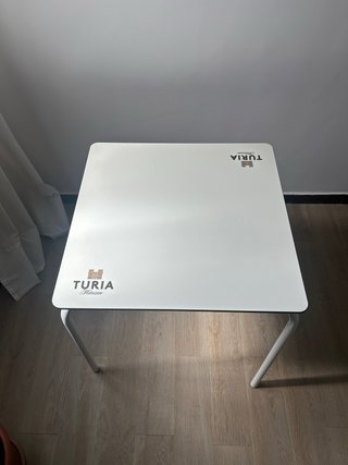Tavolo da terrazza bianco e in legno