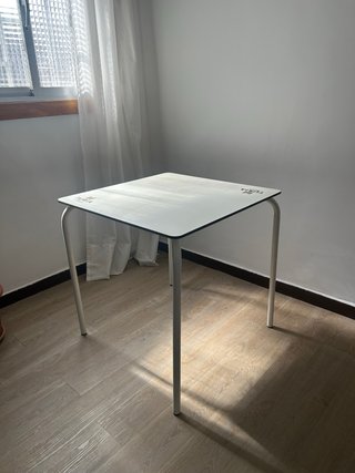 Tavolo da terrazza bianco e in legno