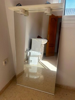 Espejo de pared blanco y plateado