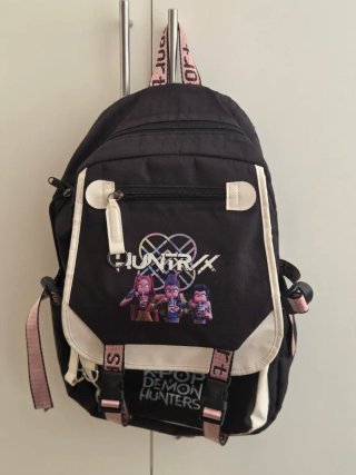 Mochila negra con detalles rosas