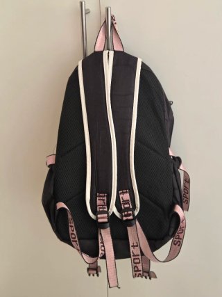Mochila negra con detalles rosas