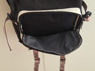 Mochila negra con detalles rosas