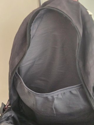 Mochila negra con detalles rosas