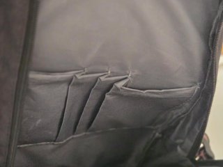 Mochila negra con detalles rosas