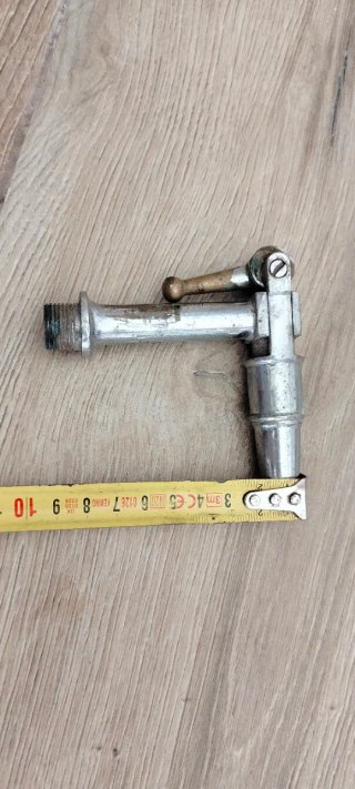 Rubinetto antico in metallo