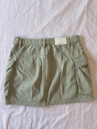 Falda mini cargo verde Stradivarius T.40