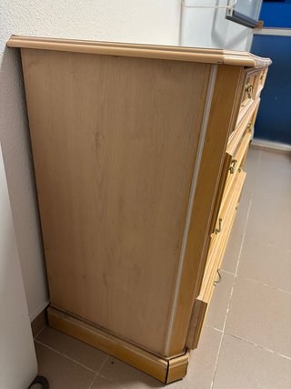 Cómoda de madera antigua. Madera y contrachapados