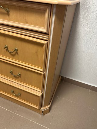 Cómoda de madera antigua. Madera y contrachapados