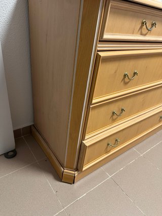 Cómoda de madera antigua. Madera y contrachapados