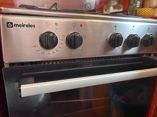 Nevera Smeg y cocina con horno