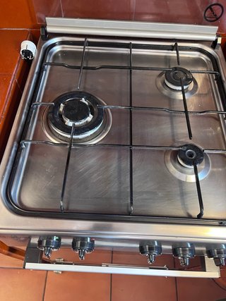 Nevera Smeg y cocina con horno