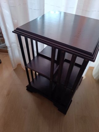 Estantería de madera oscura para libros