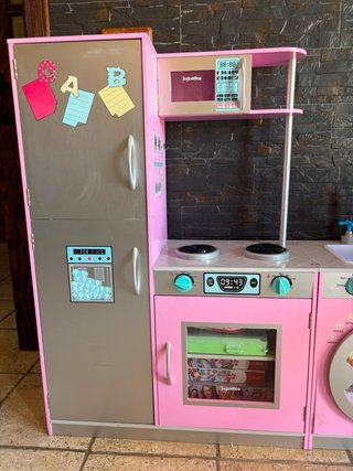Cocina de juguete rosa con lavadora