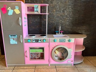 Cocina de juguete rosa con lavadora