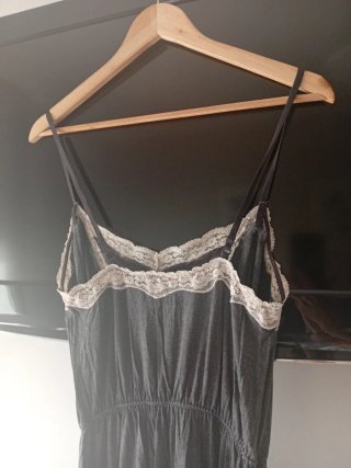 Camisón gris Oysho con encaje